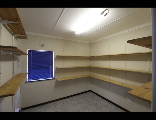 226M² BUSINESS CENTRE TO LET IN VREDENBURG